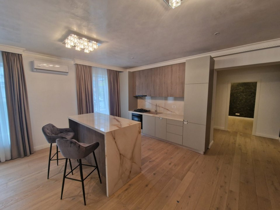 Apartament de vanzare 3 camere + curte- Laguna Residence