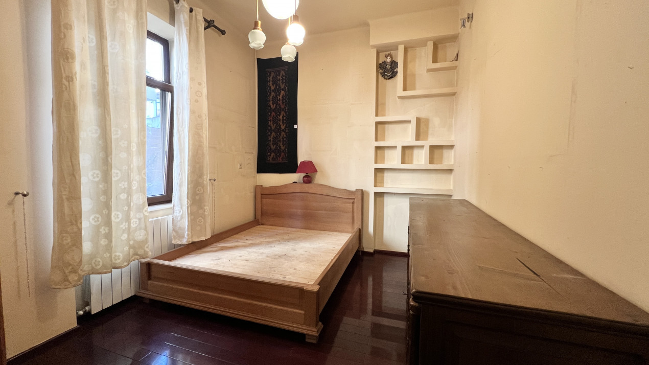 Apartament decomandat stradal, două intrări, 77 mpu + anexe | str. Roma 