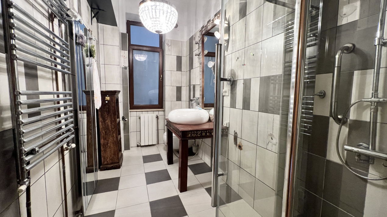 Apartament decomandat stradal, două intrări, 77 mpu + anexe | str. Roma 