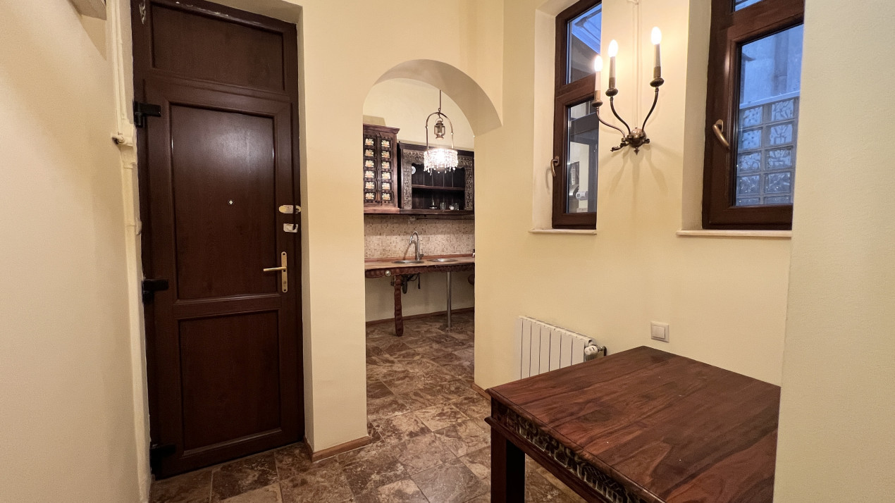 Apartament decomandat stradal, două intrări, 77 mpu + anexe | str. Roma 