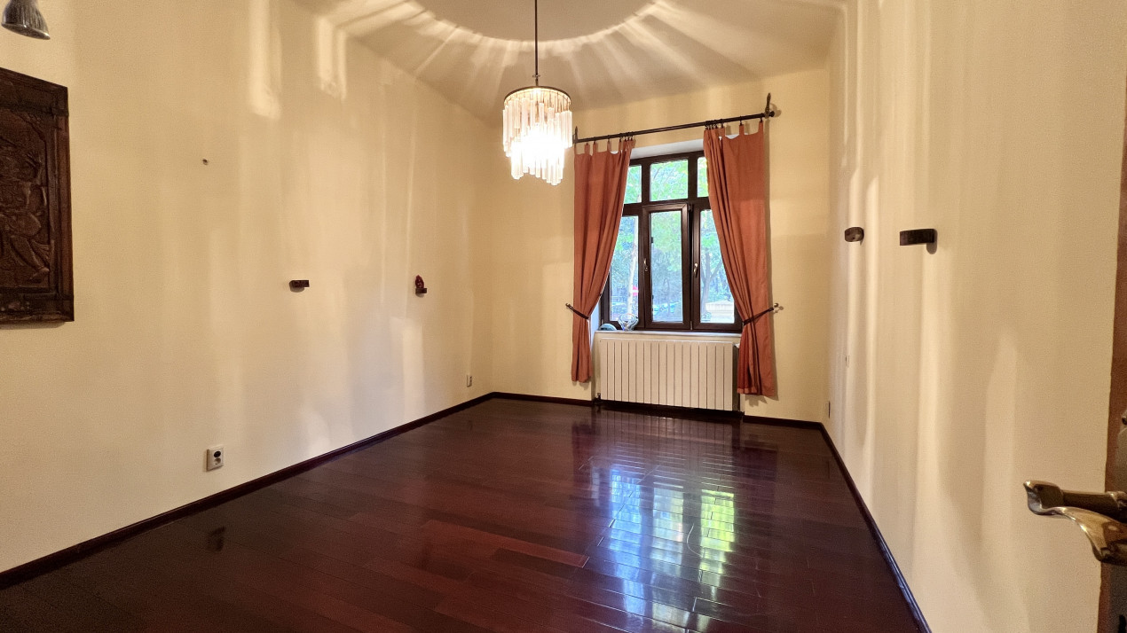 Apartament decomandat stradal, două intrări, 77 mpu + anexe | str. Roma 