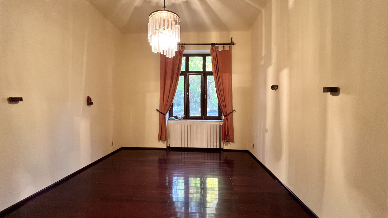 Apartament decomandat stradal, două intrări, 77 mpu + anexe | str. Roma 