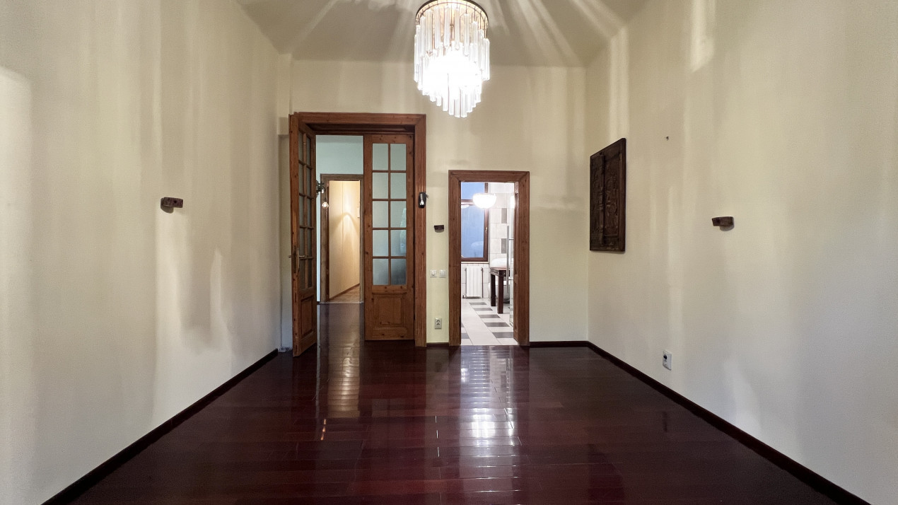 Apartament decomandat stradal, două intrări, 77 mpu + anexe | str. Roma 