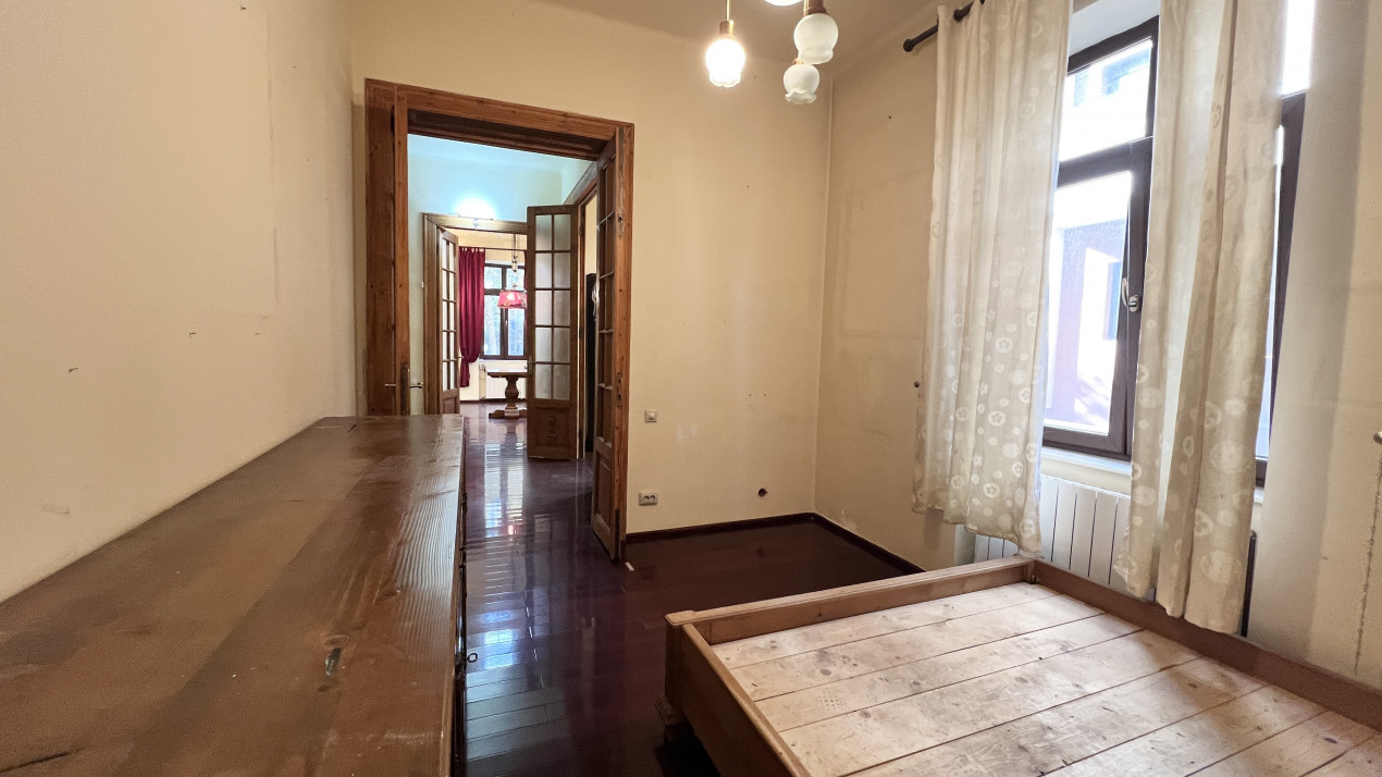 Apartament decomandat stradal, două intrări, 77 mpu + anexe | str. Roma 