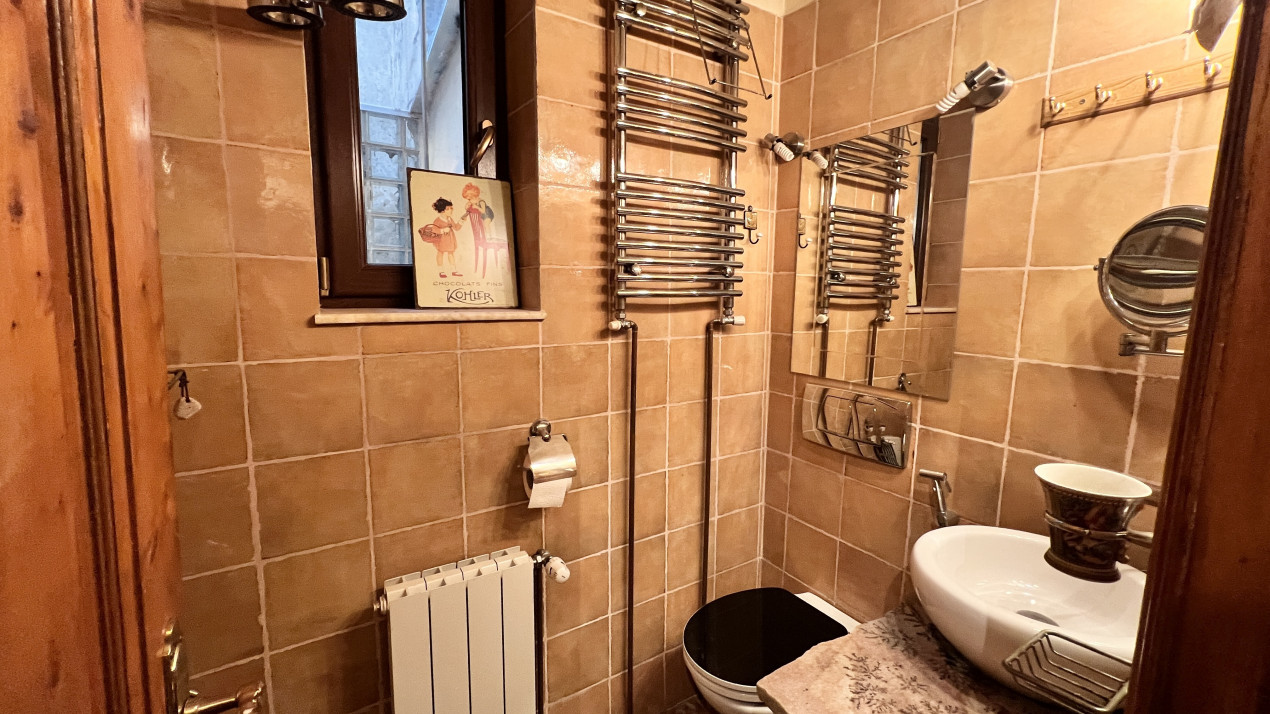 Apartament decomandat stradal, două intrări, 77 mpu + anexe | str. Roma 